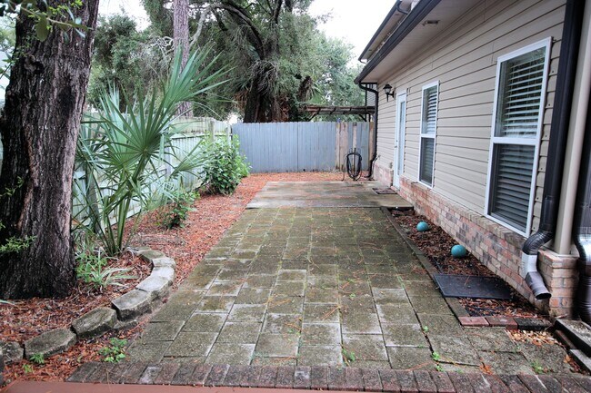 Building Photo - Central Niceville Location