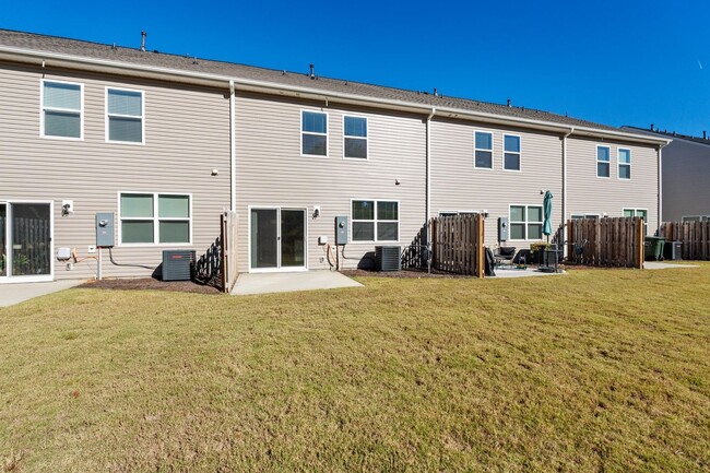 Building Photo - 3 BR, 2.5 BA Townhome, 6-12 month lease av...