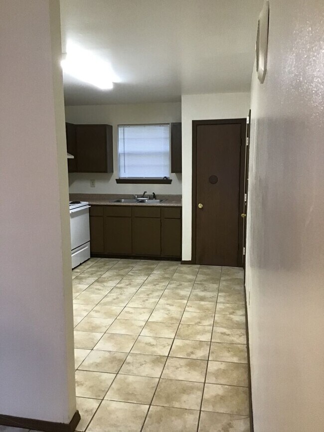 Building Photo - 2359 Elm Park Dr