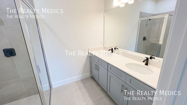 Building Photo - 905 Toluca St SE