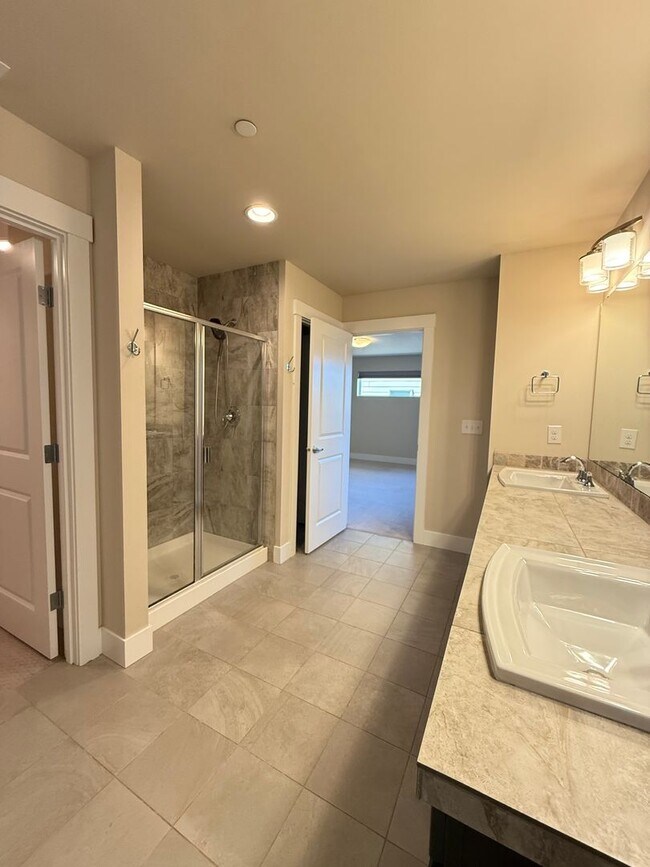 Building Photo - Modern 4 Bed, 3.5 Bath Lynnwood Home – Pri...