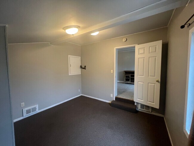 Building Photo - 103 7th Ave NW