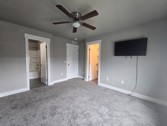 Building Photo - 2 bedroom 2.5 Bathroom Townhome