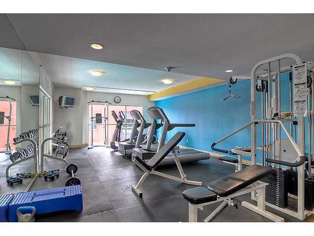 Building Photo - Remodeled 2-Bed, 2.5-Bath Townhome, 2 Park...