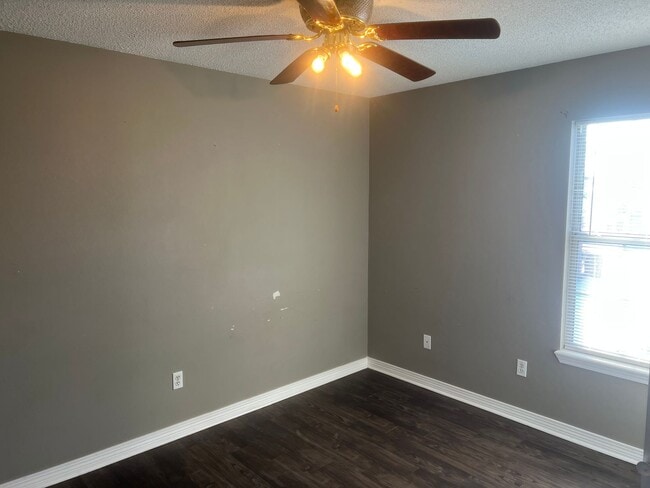 Building Photo - 2 Bed 1 Bath Duplex