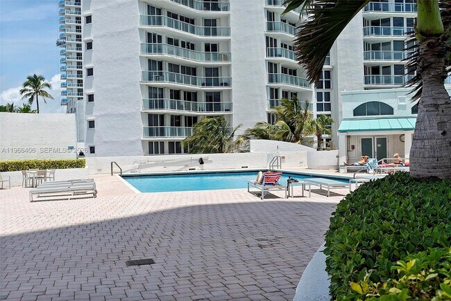 Building Photo - 16445 Collins Ave