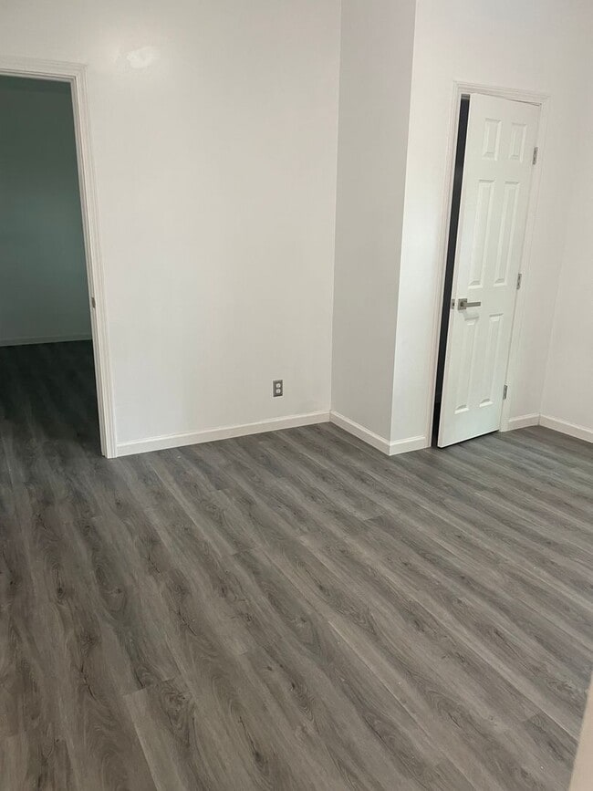 Building Photo - Must See!!! 1 bedroom 1 bath duplex completely remodeled inside.