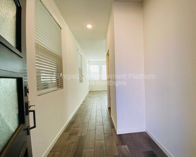 Building Photo - 730 N Bliss Ln