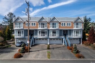 Building Photo - Town Home Tacoma 2bdr 2.5 bath w/ roof top deck & VIEW!!