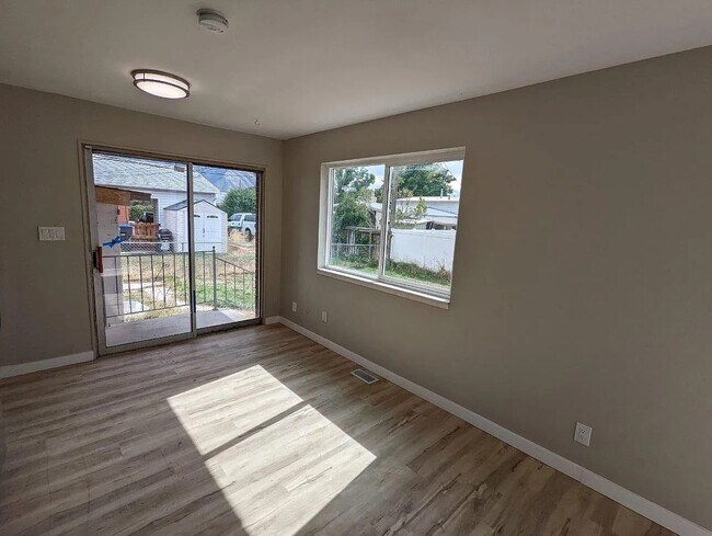 Building Photo - 1025 500 N