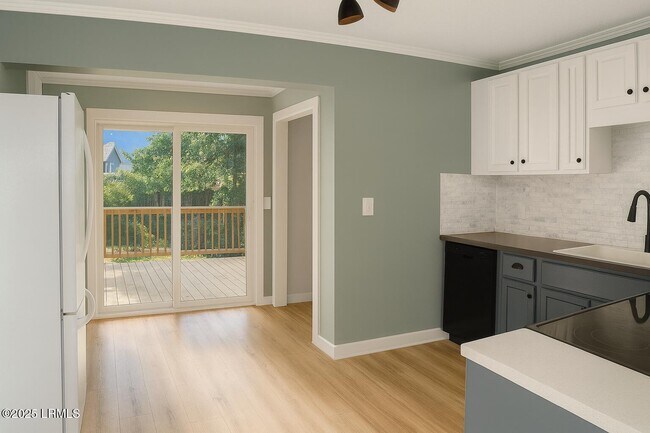 Building Photo - 174 James St