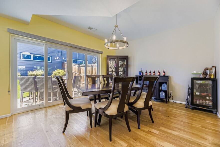 Dining room w/energy efficient dual sliding doors - 1197 S Mariposa St