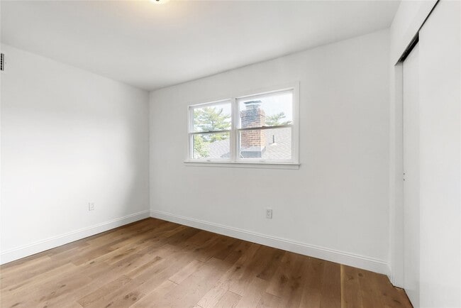 Building Photo - 706 Longacre Ave