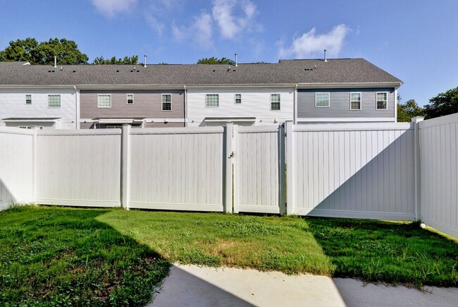 Building Photo - Immaculate End-Unit Townhome