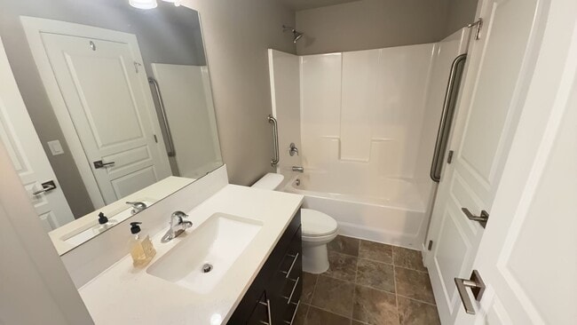 Building Photo - 2 Bedroom / 1 Bathroom in NE Bend