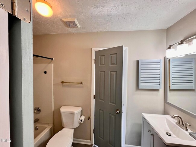 Building Photo - 1006 Wood Creek Dr
