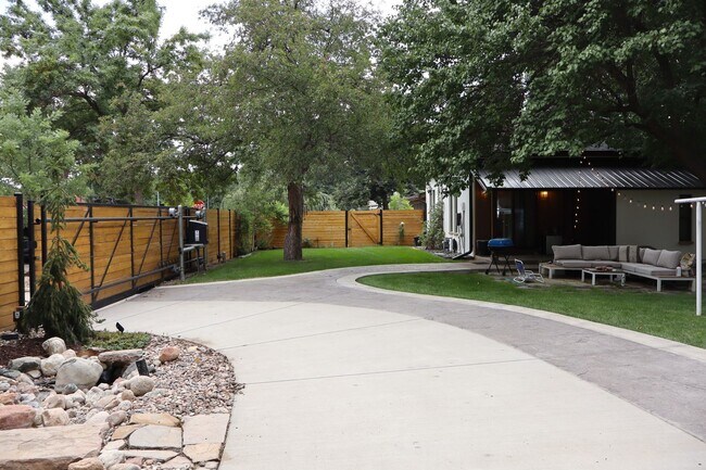 Building Photo - Fully Furnished Home In Great Location - J...
