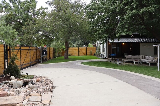 Building Photo - Fully Furnished Home In Great Location - Just Steps from Old Town