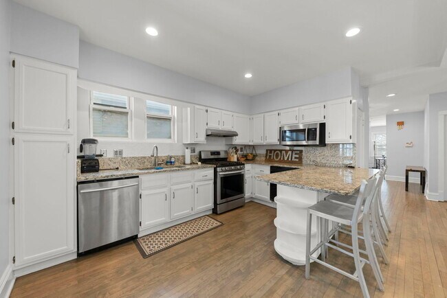 Building Photo - 5910 W Roscoe St