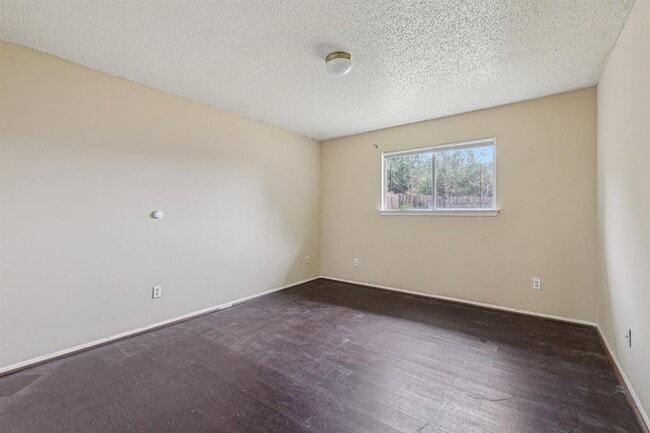 Building Photo - 4003 Stonebridge Dr