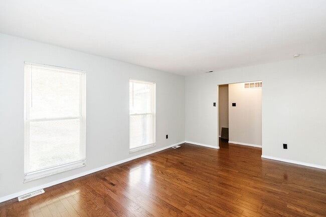 Building Photo - Lovely 3 Bedroom 2 Bathroom Home