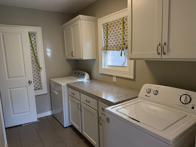 Building Photo - 3 bed 1 bath Brick Bungalow in Forest Hills