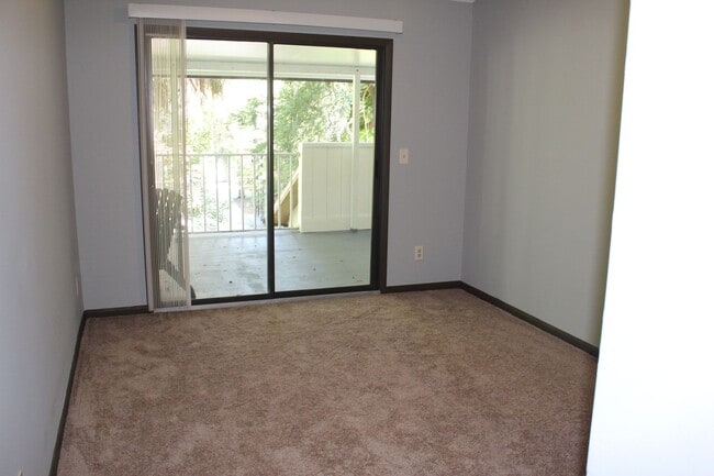 Building Photo - 2 bed 2 bath condo