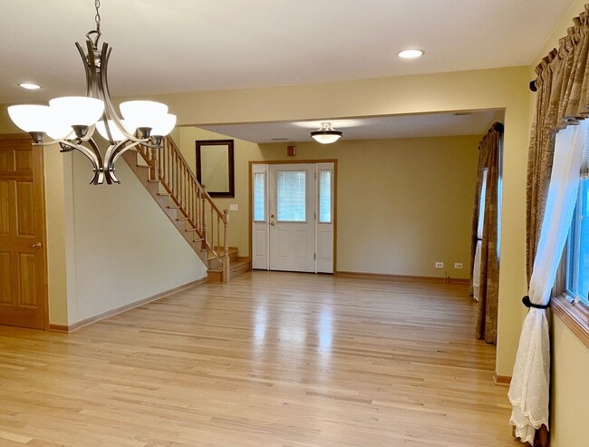 Building Photo - Magnificent 4 Bed / 4.5 Bath Elmhurst Home...