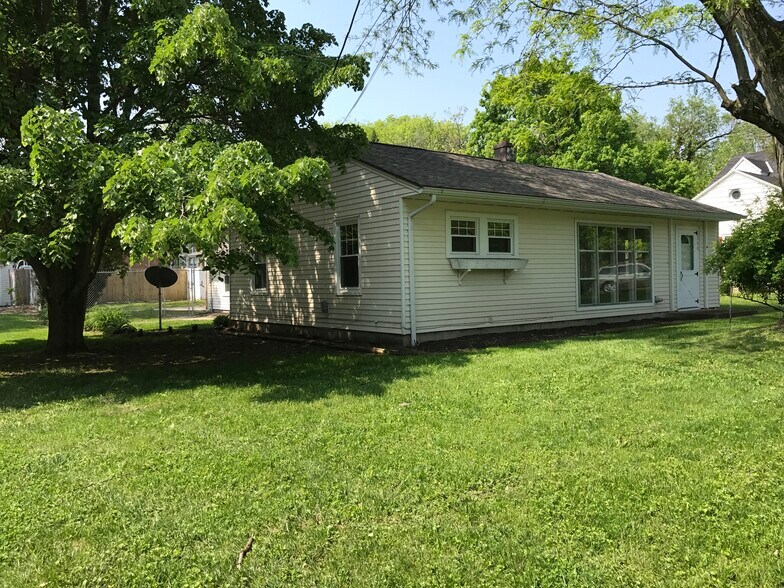 Primary Photo - 300 Heikes Ave