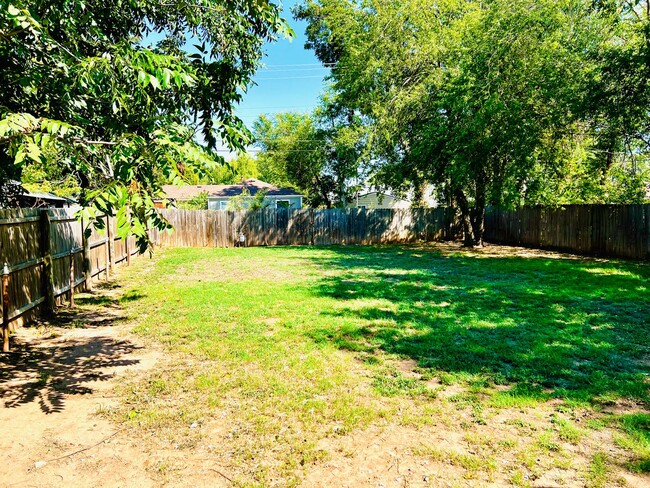 Building Photo - Cute 2BD 1BA Home w/ Bonus Room Located in...