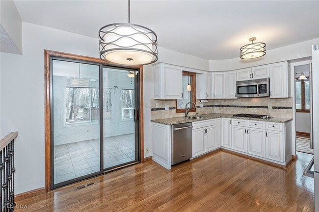 Building Photo - 6235 Sunnywood Dr