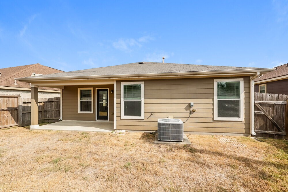 Building Photo - 29327 Legends Green Dr