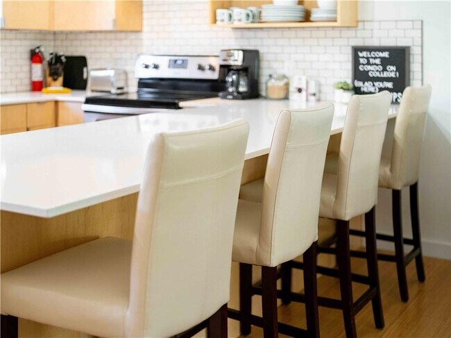 Building Photo - 352 W 5th St