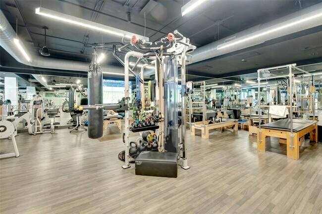 Building Photo - 20155 NE 38th Ct