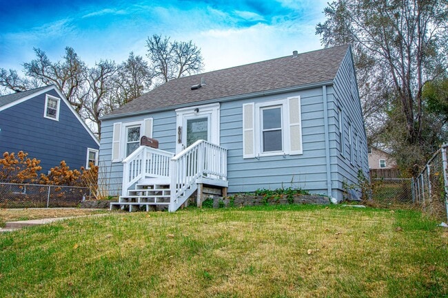 Building Photo - Adorable 2 Bedroom / 2 Bath Home in Aksarben with Washer/Dryer and Fenced Backyard!