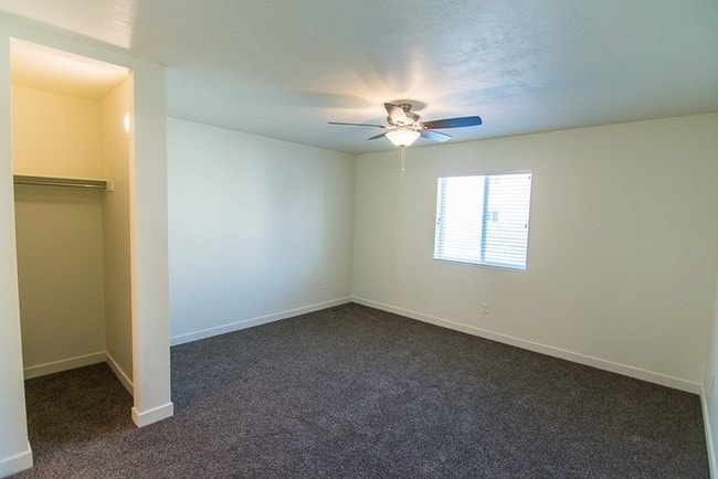 Building Photo - THE LOCHS! Gorgeous Townhome