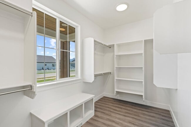 Building Photo - Cozy, Bright, and Spacious Home Nestled in Midway