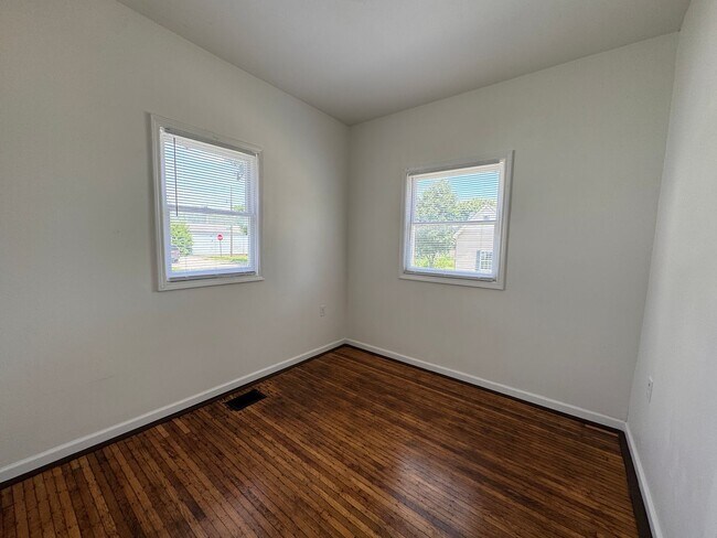 Building Photo - Near Westside 4 Bedroom 2 Bath