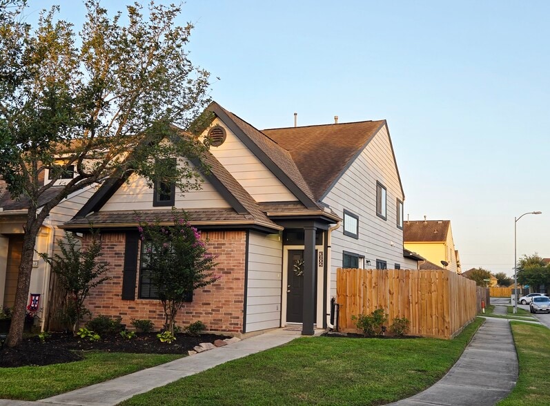 Front of garden home unattached - 3602 Cedar Flats Ln