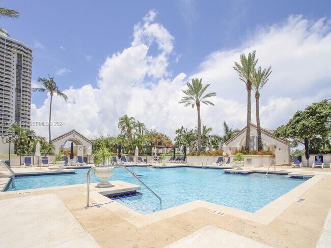 Building Photo - 2000 Island Blvd