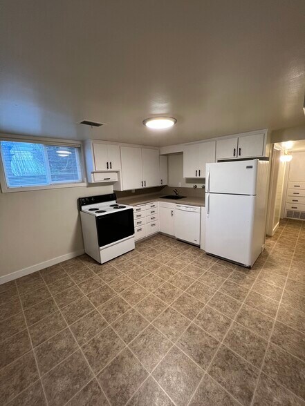Building Photo - 1104 N 500 E