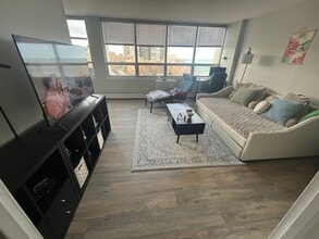 Building Photo - 6171 N Sheridan Rd