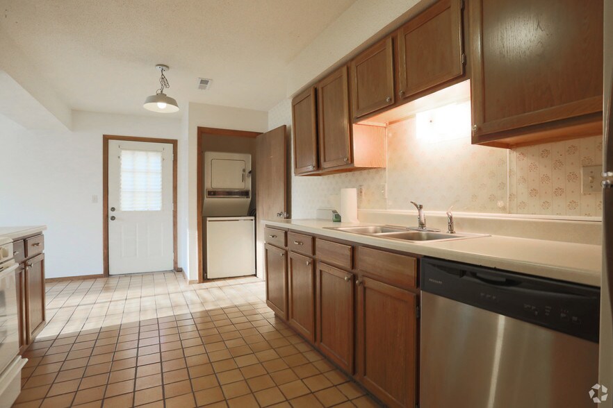 Building Photo - 1800 Old West Main St