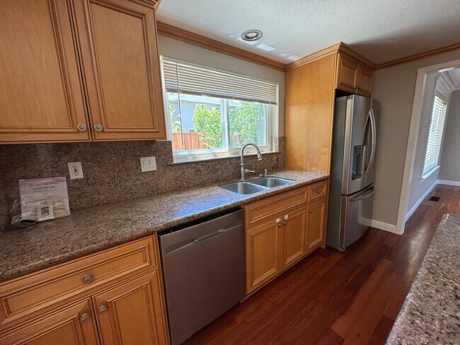 Building Photo - Fully remodeled home, Pet friendly with A/...