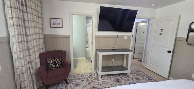 Building Photo - 624 S Vaughn Ave