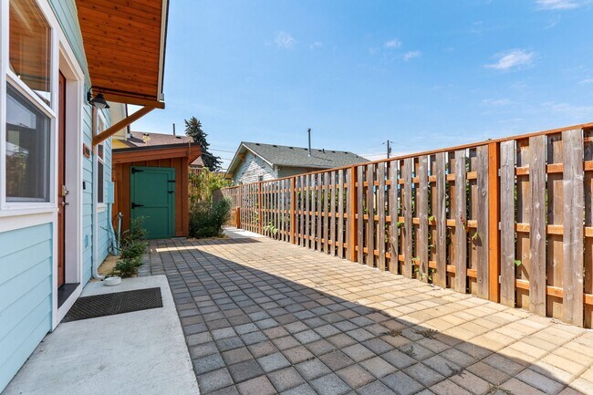 Building Photo - 4030 SE 62nd Ave