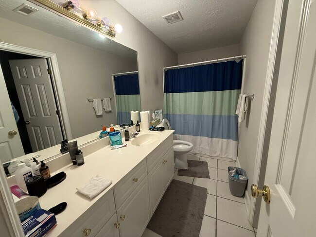 Building Photo - Great 2 Bedroom 2 Bath Townhouse with Garage