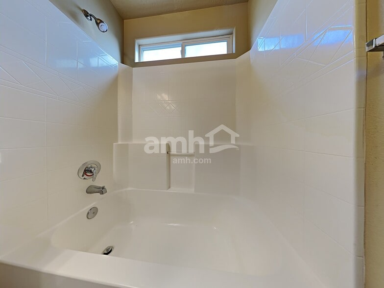 Building Photo - 16661 N Yorkshire Ln