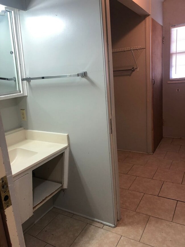 Building Photo - 3 Bedrooms, 1 Bath, 1 Car Garage Near Caprock High School!