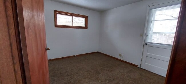 Building Photo - Cute 2 Bedroom Home